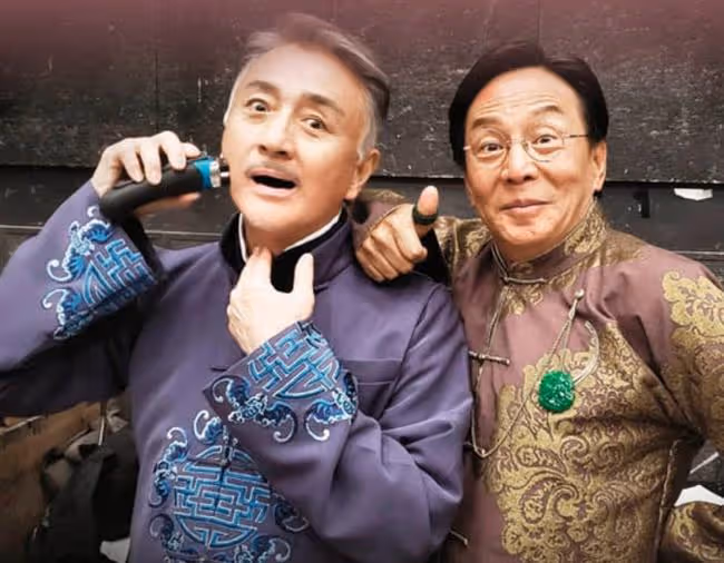 71歲老戲骨攜患癌妻子到寺廟祈福,十指緊扣太甜蜜 ,曾賣房救妻