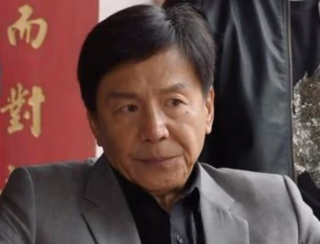 71歲老戲骨攜患癌妻子到寺廟祈福,十指緊扣太甜蜜 ,曾賣房救妻
