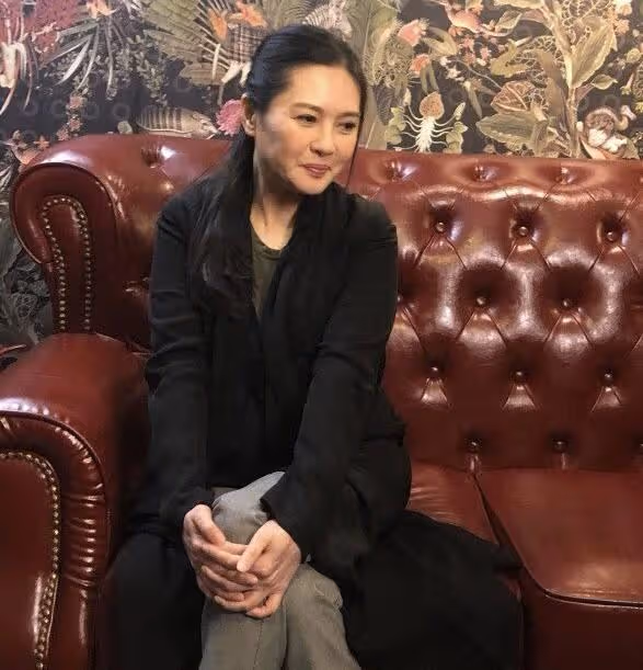 56歲風月片女神再獲影后殊榮,24歲愛女以母為傲,兩母女顏值太高