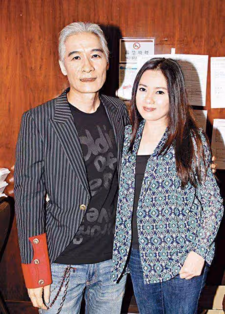 56歲風月片女神再獲影后殊榮,24歲愛女以母為傲,兩母女顏值太高