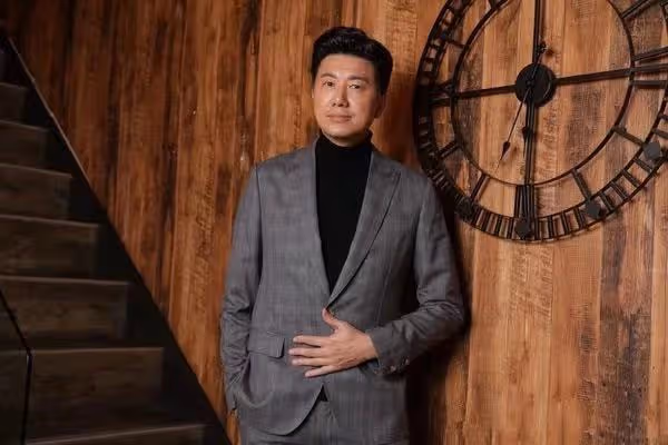 48歲吳皓升曝過往隱私,曾被20歲女演員遞房號,拒絕後對方又聯絡