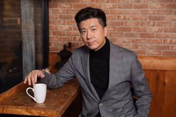 48歲吳皓升曝過往隱私,曾被20歲女演員遞房號,拒絕後對方又聯絡
