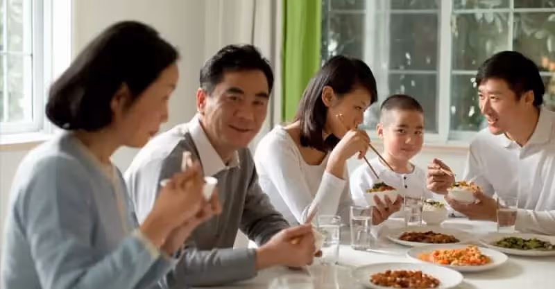 12口人聚餐，母親端走孫女面前的紅燒肉，鳳凰男：老婆，咱們走