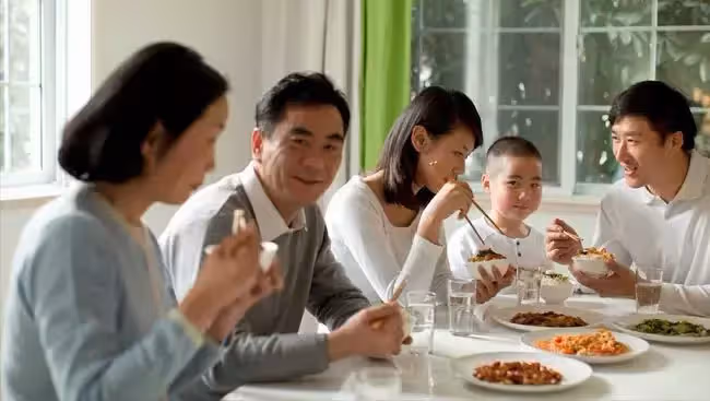 12口人聚餐,母親端走孫女面前的紅燒肉,鳳凰男:老婆,咱們走
