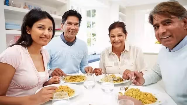 12口人聚餐,母親端走孫女面前的紅燒肉,鳳凰男:老婆,咱們走