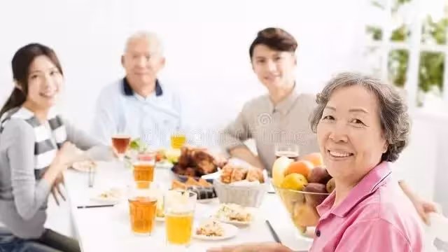 12口人聚餐,母親端走孫女面前的紅燒肉,鳳凰男:老婆,咱們走