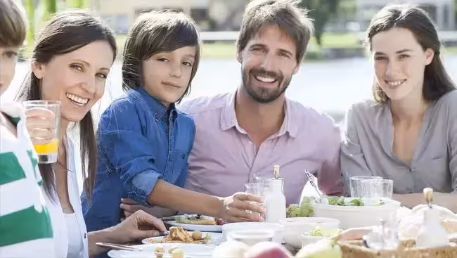 12口人聚餐,母親端走孫女面前的紅燒肉,鳳凰男:老婆,咱們走