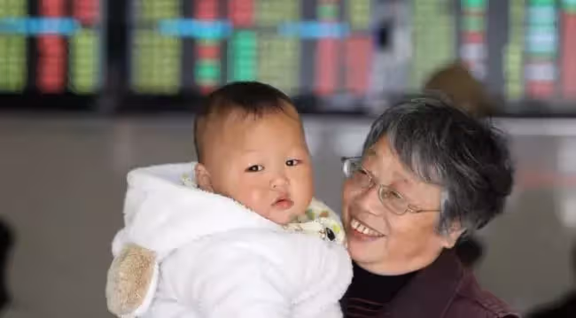 全款買房給兒子，卻成了親家的晚年歸宿，去看孫子卻只能住酒店