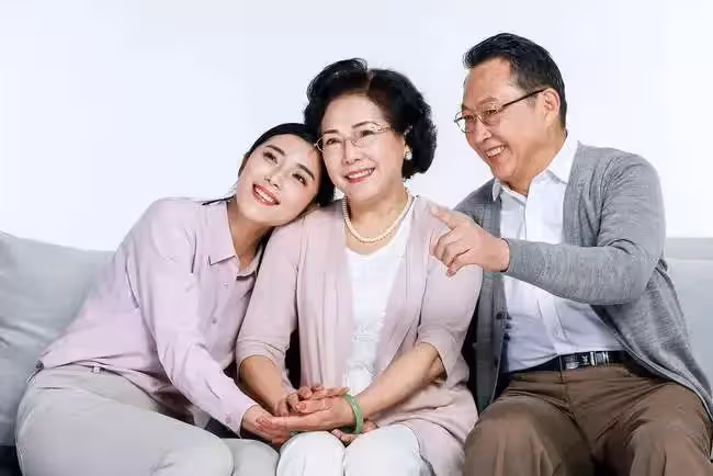兒媳終於滾了,婆婆剛發完朋友圈,看到兒媳的回覆,立刻慌了