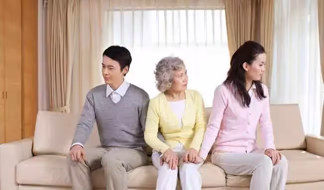 兒媳終於滾了,婆婆剛發完朋友圈,看到兒媳的回覆,立刻慌了
