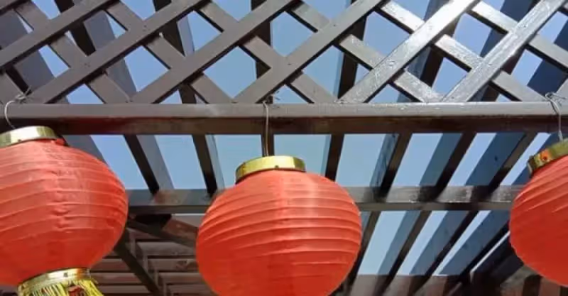 父親帶3歲兒子參加親戚的婚禮，兒子卻哭著講，新郎的身上有血