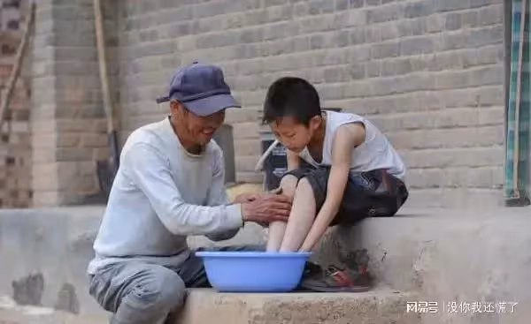 父親帶3歲兒子參加親戚的婚禮,兒子卻哭著講,新郎的身上有血