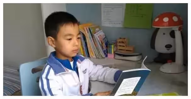 男孩被繼父虐待多年,繼父六十大壽那天,他攜來巨款跪在繼父面前