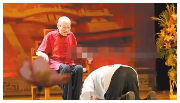 男孩被繼父虐待多年，繼父六十大壽那天，他攜來巨款跪在繼父面前