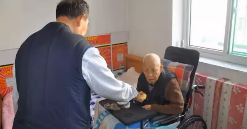 老爹臨終給不孝弟弟20萬，孝順哥哥一張紙，五年後弟卻送給哥30萬
