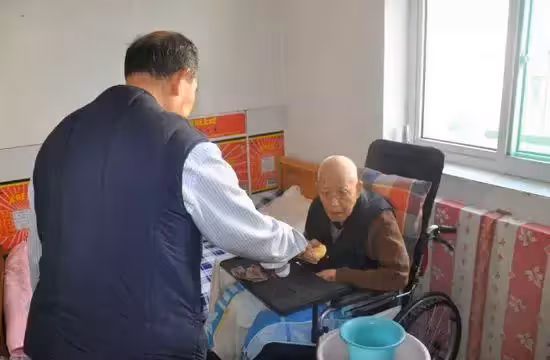 老爹臨終給不孝弟弟20萬,孝順哥哥一張紙,五年後弟卻送給哥30萬