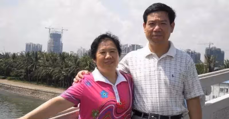繼父臨死前給親生兒子100萬，卻給養子一雙襪子，養子穿襪時傻了