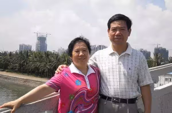 繼父臨死前給親生兒子100萬，卻給養子一雙襪子，養子穿襪時傻了