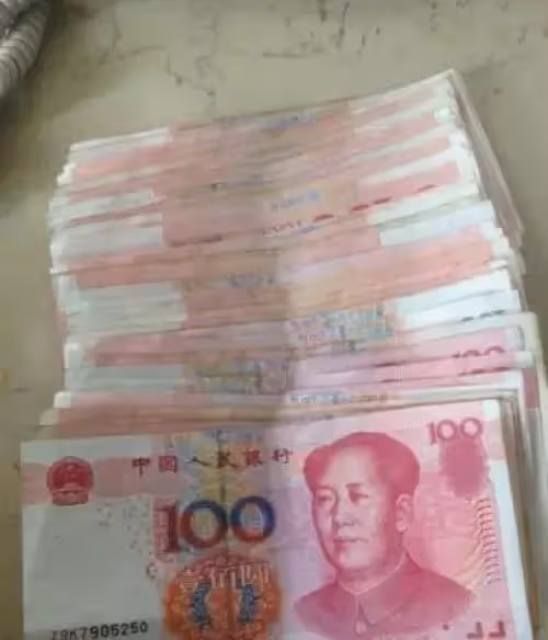 繼父臨死前給親生兒子100萬，卻給養子一雙襪子，養子穿襪時傻了