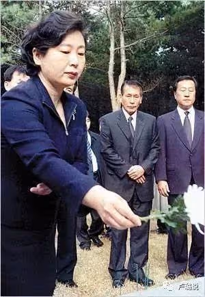 老公自殺後,被婆家逼上絕路,48歲全職太太如何翻成大女主?