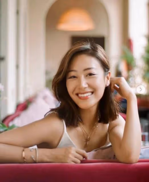 27歲女星移居英國!淡出熒幕轉行物業公司售樓,穿職業裝氣場全開