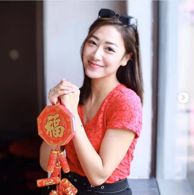 27歲女星移居英國!淡出熒幕轉行物業公司售樓,穿職業裝氣場全開