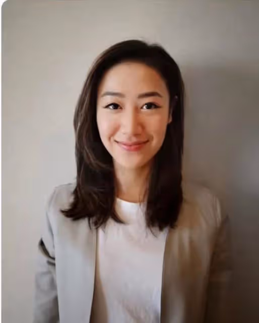 27歲女星移居英國!淡出熒幕轉行物業公司售樓,穿職業裝氣場全開