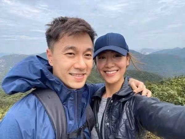 27歲女星移居英國!淡出熒幕轉行物業公司售樓,穿職業裝氣場全開