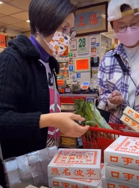 汪明荃攜羅家英買年貨,低調現身農貿市場,與收廢品老人親切合影