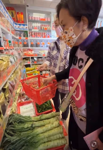 汪明荃攜羅家英買年貨,低調現身農貿市場,與收廢品老人親切合影