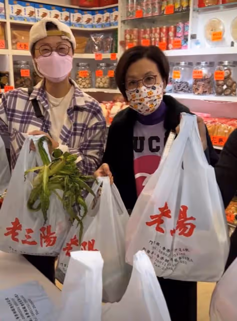 汪明荃攜羅家英買年貨,低調現身農貿市場,與收廢品老人親切合影