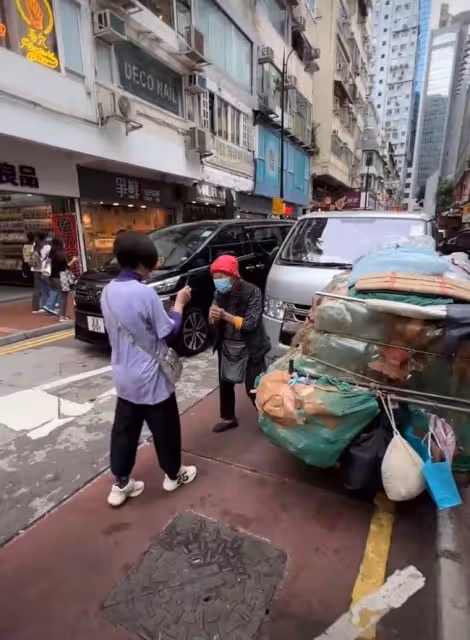 汪明荃攜羅家英買年貨,低調現身農貿市場,與收廢品老人親切合影