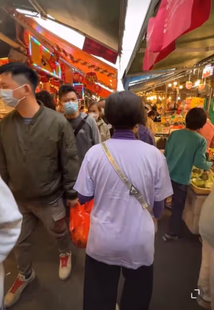 汪明荃攜羅家英買年貨,低調現身農貿市場,與收廢品老人親切合影