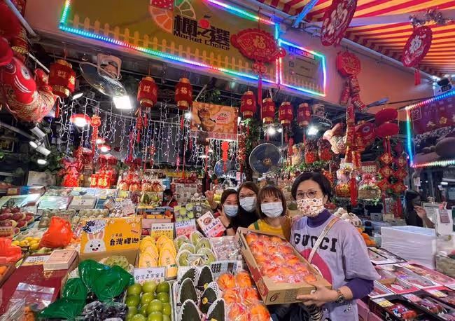 汪明荃攜羅家英買年貨,低調現身農貿市場,與收廢品老人親切合影
