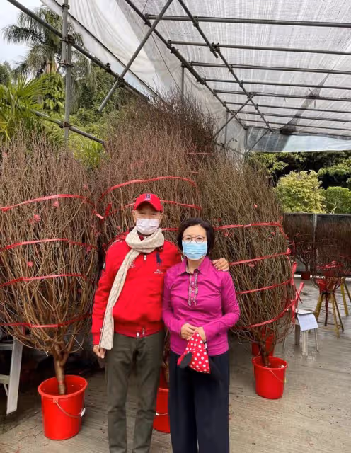 汪明荃攜羅家英買年貨,低調現身農貿市場,與收廢品老人親切合影