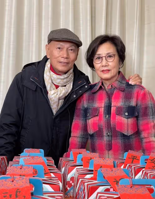 汪明荃攜羅家英買年貨,低調現身農貿市場,與收廢品老人親切合影