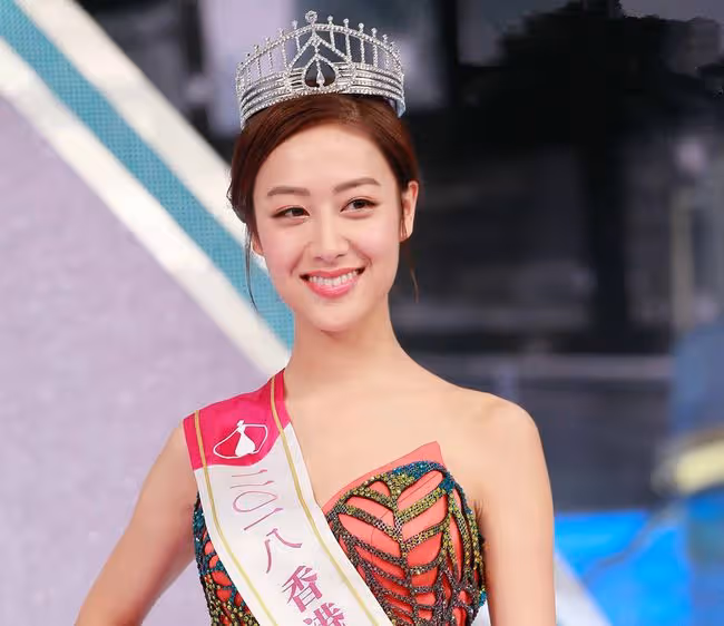 27歲港姐轉行當房產中介,銷售外國的房子,名校畢業會3種語言