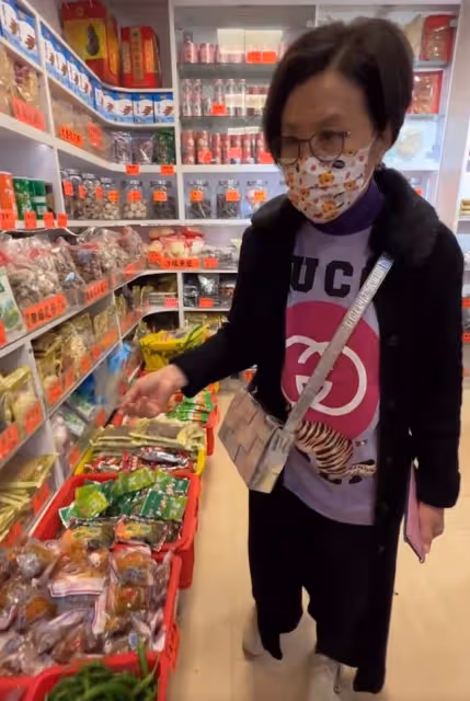 汪明荃路邊小店置買年貨,遇撿破爛老人主動搭訕,還發紅包給對方