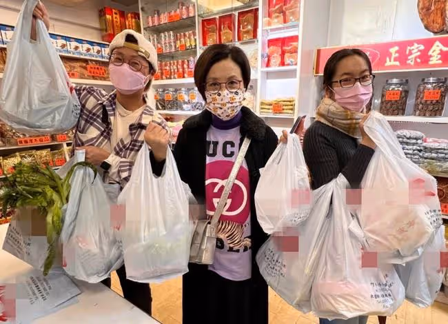 汪明荃路邊小店置買年貨,遇撿破爛老人主動搭訕,還發紅包給對方