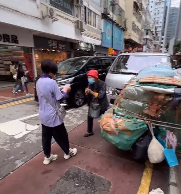 汪明荃路邊小店置買年貨,遇撿破爛老人主動搭訕,還發紅包給對方