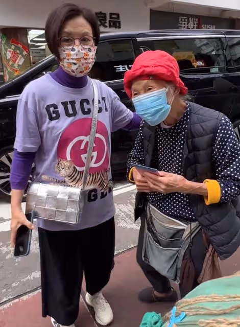 汪明荃路邊小店置買年貨,遇撿破爛老人主動搭訕,還發紅包給對方