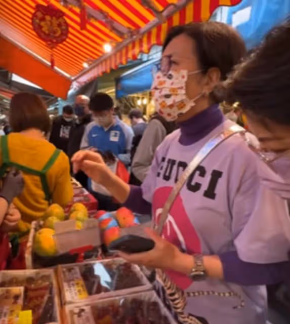 汪明荃路邊小店置買年貨,遇撿破爛老人主動搭訕,還發紅包給對方