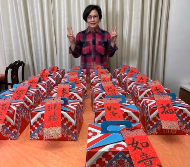 汪明荃路邊小店置買年貨,遇撿破爛老人主動搭訕,還發紅包給對方