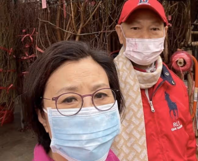 汪明荃路邊小店置買年貨,遇撿破爛老人主動搭訕,還發紅包給對方