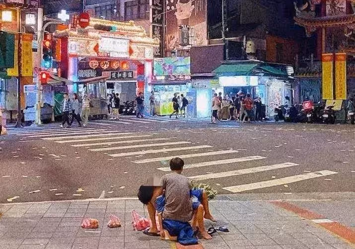8歲兒和爸爸夜市擺攤「疲憊睡著」,路人心酸光顧!發揮愛心購買「希望他們一家能早點回家」