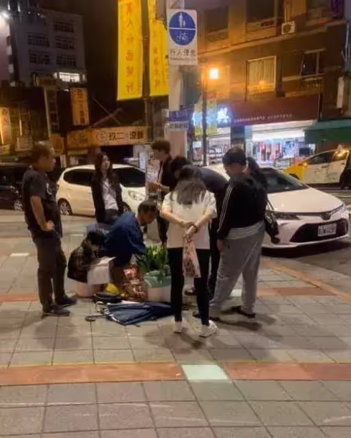 8歲兒和爸爸夜市擺攤「疲憊睡著」,路人心酸光顧!發揮愛心購買「希望他們一家能早點回家」
