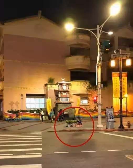 8歲兒和爸爸夜市擺攤「疲憊睡著」,路人心酸光顧!發揮愛心購買「希望他們一家能早點回家」