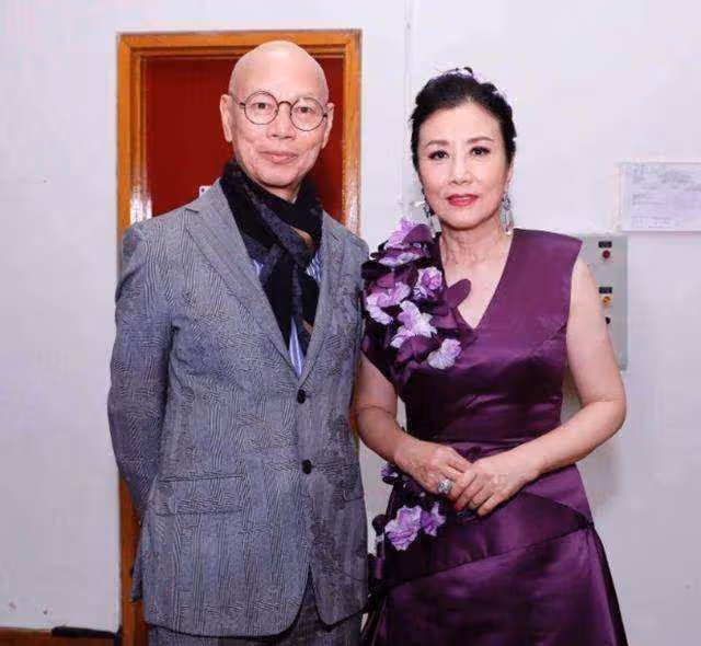 TVB一姐汪明荃鬧市置辦年貨,74歲穿搭時尚,為拾荒老人獻愛心