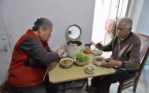 妻子瞞著俺見她前夫,我要離婚,女兒指指床底,我癱在地
