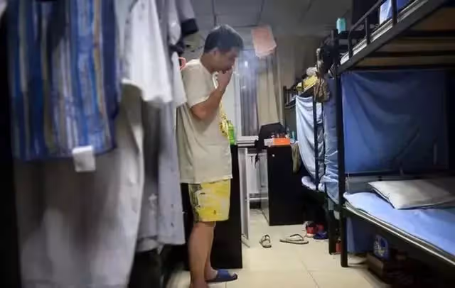 65歲大媽兒子碩士畢業在上海工作,40歲沒房沒老婆,她不敢再炫耀